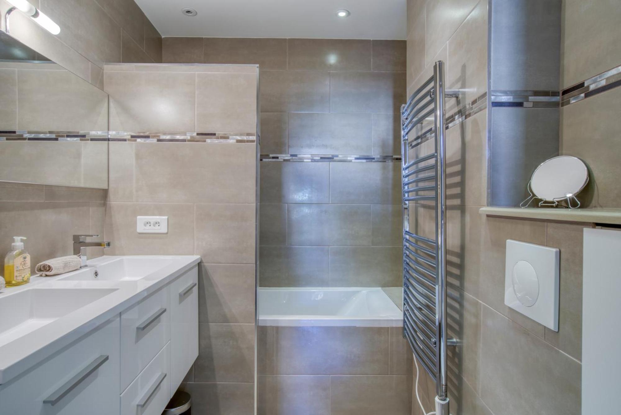 Sublime, Modern, Balconies, A/c, Refurbished Apartment *