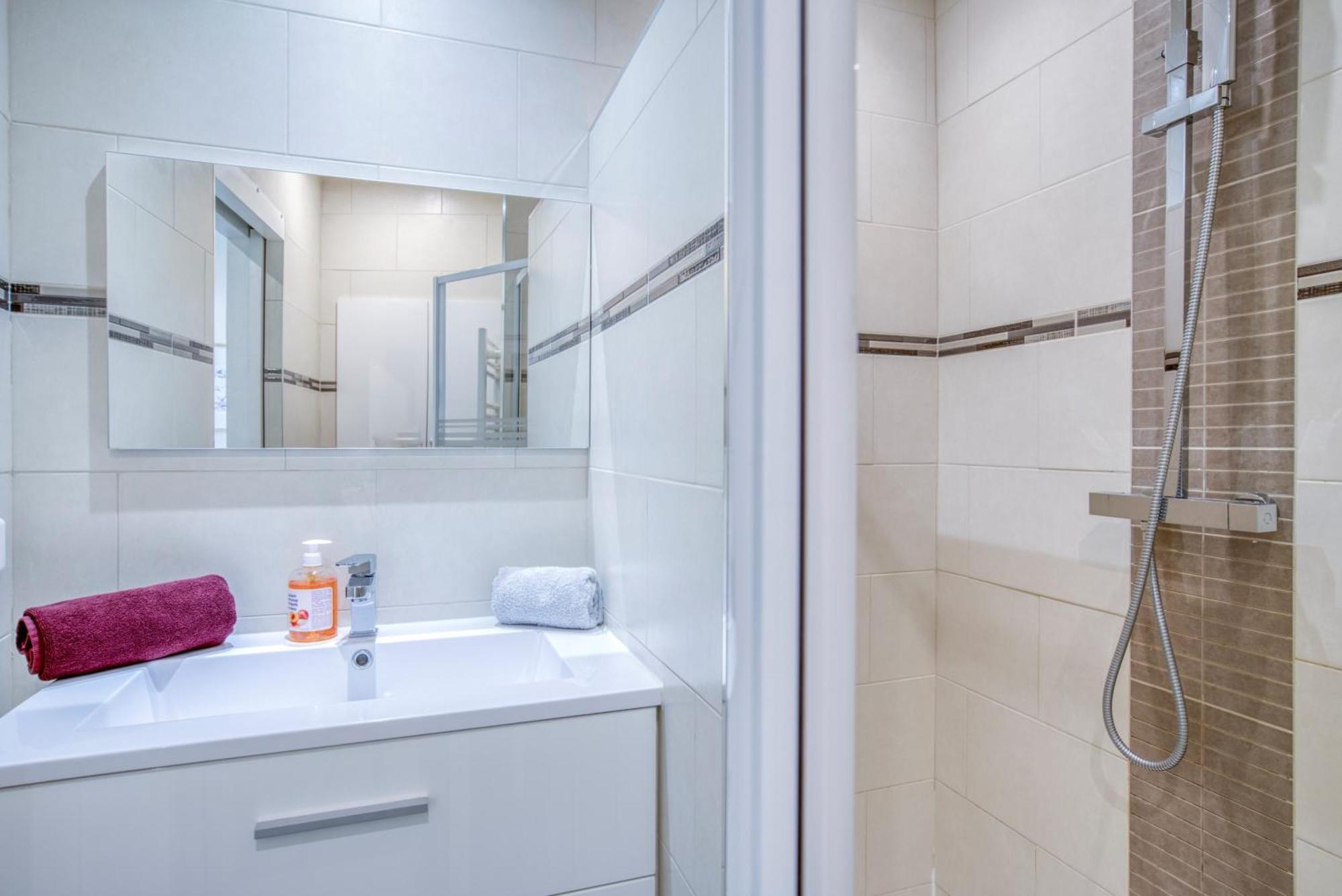 Sublime, Modern, Balconies, A/c, Refurbished Apartment *