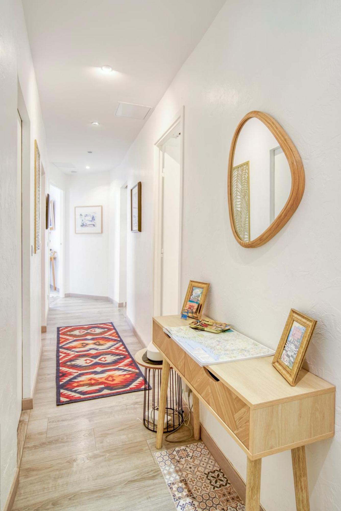 Sublime, Modern, Balconies, A/c, Refurbished Apartment *