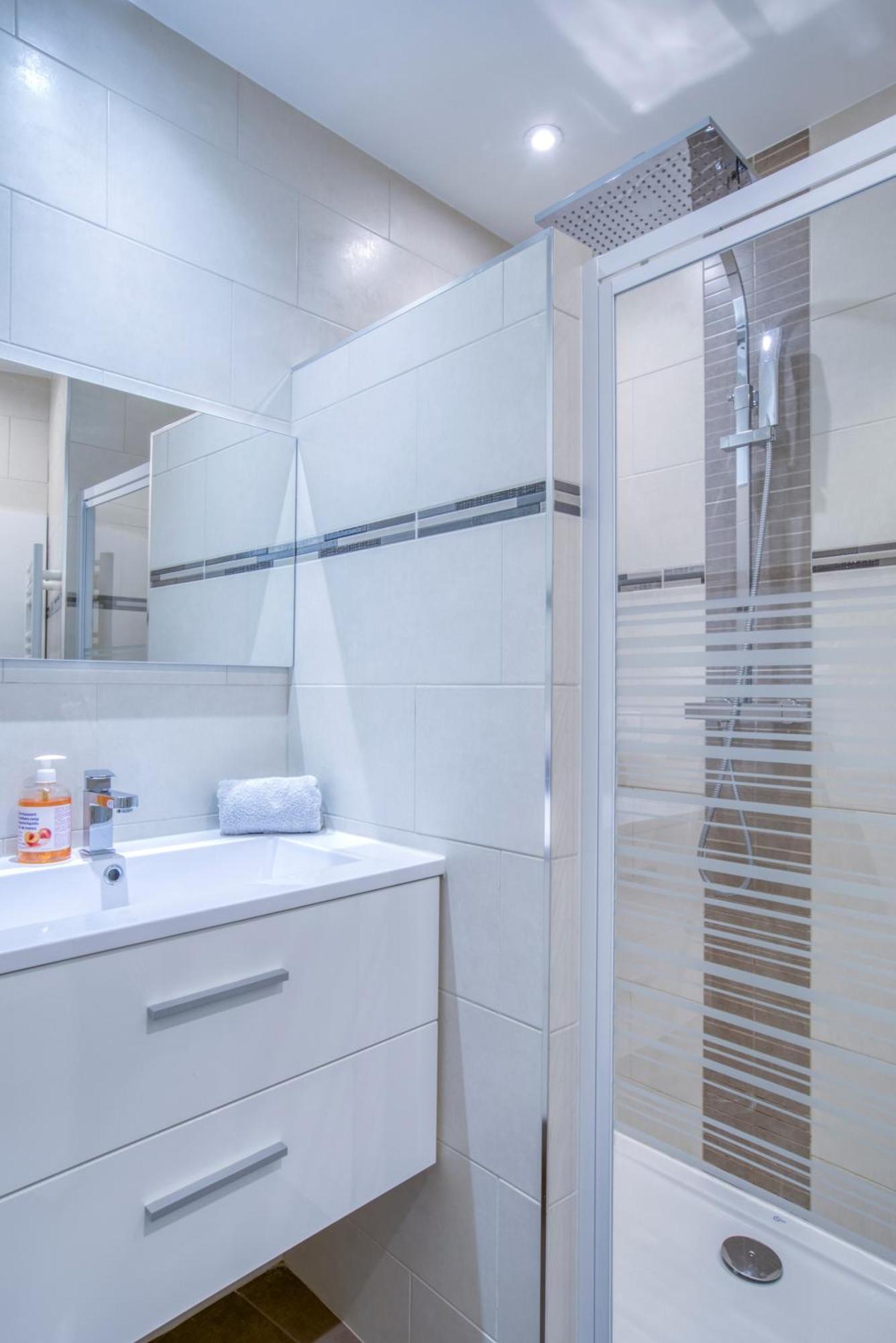 Sublime, Modern, Balconies, A/c, Refurbished Apartment