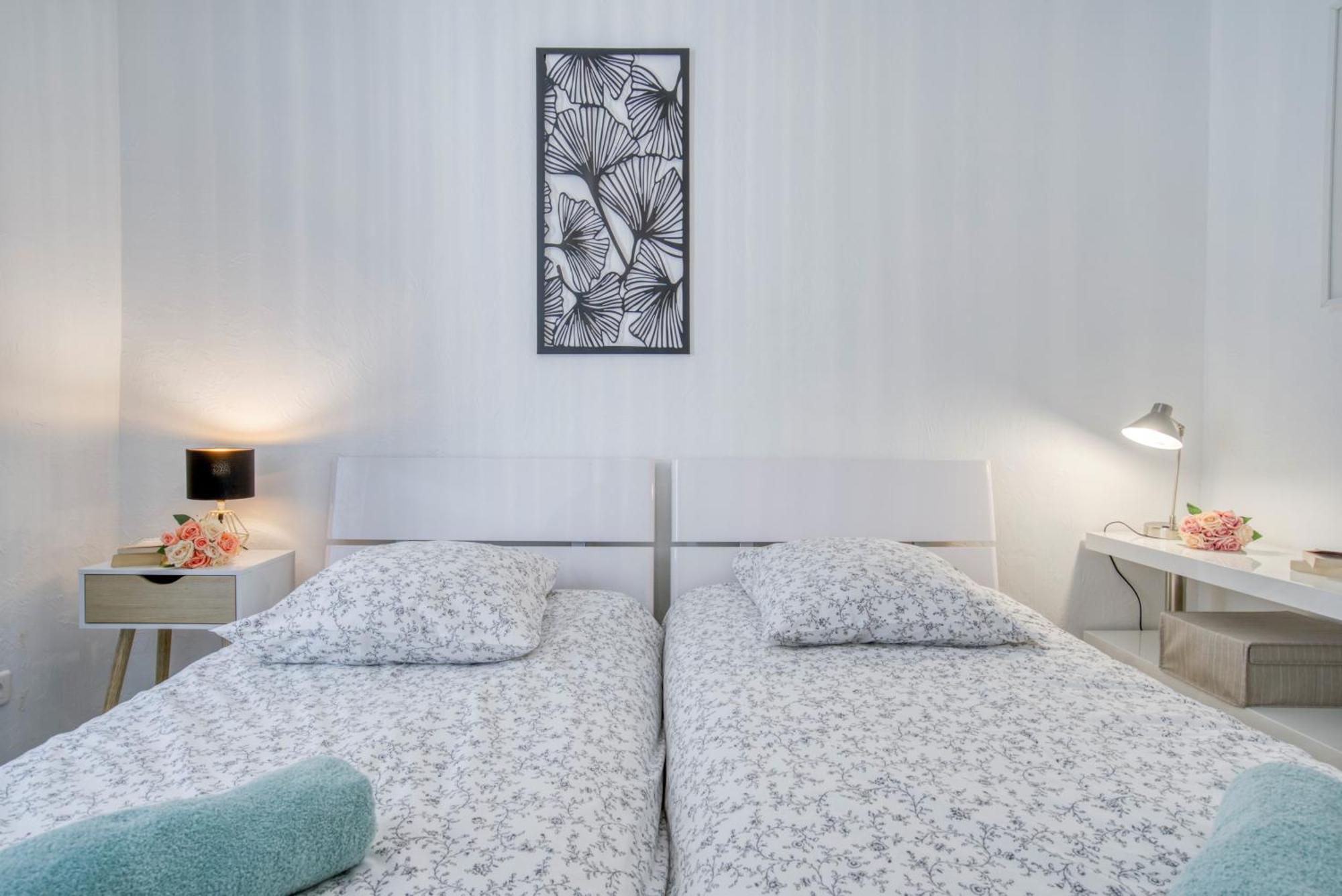 Sublime, Modern, Balconies, A/c, Refurbished Apartment *